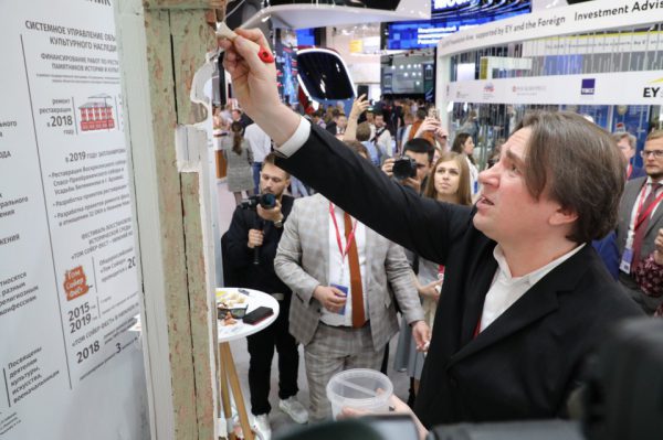 Константин Эрнст на Петербургском форуме покрасил наличник из Нижнего Новгорода