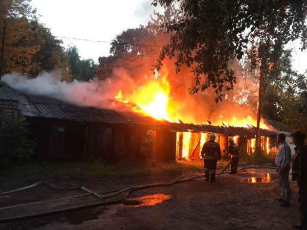 Пожарные тушили несколько часов сараи на Бору