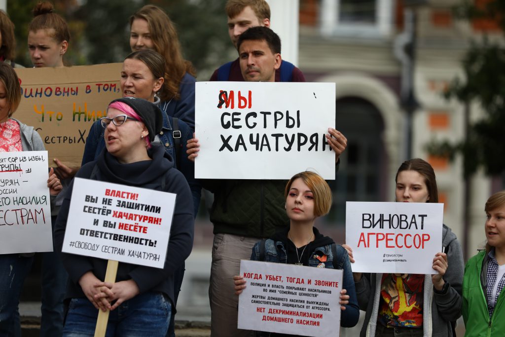 «Меня тоже насиловали». Нижегородцы рассказали, зачем пришли на пикет в поддержку сестёр Хачатурян