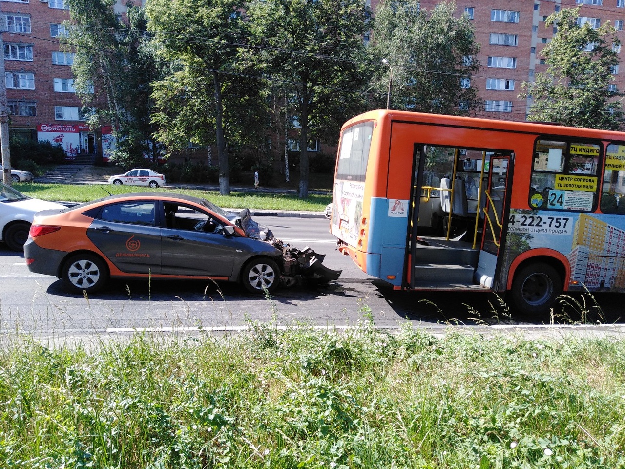 Делимобиль врезался в маршрутку в Нижнем Новгороде | Нижегородская правда