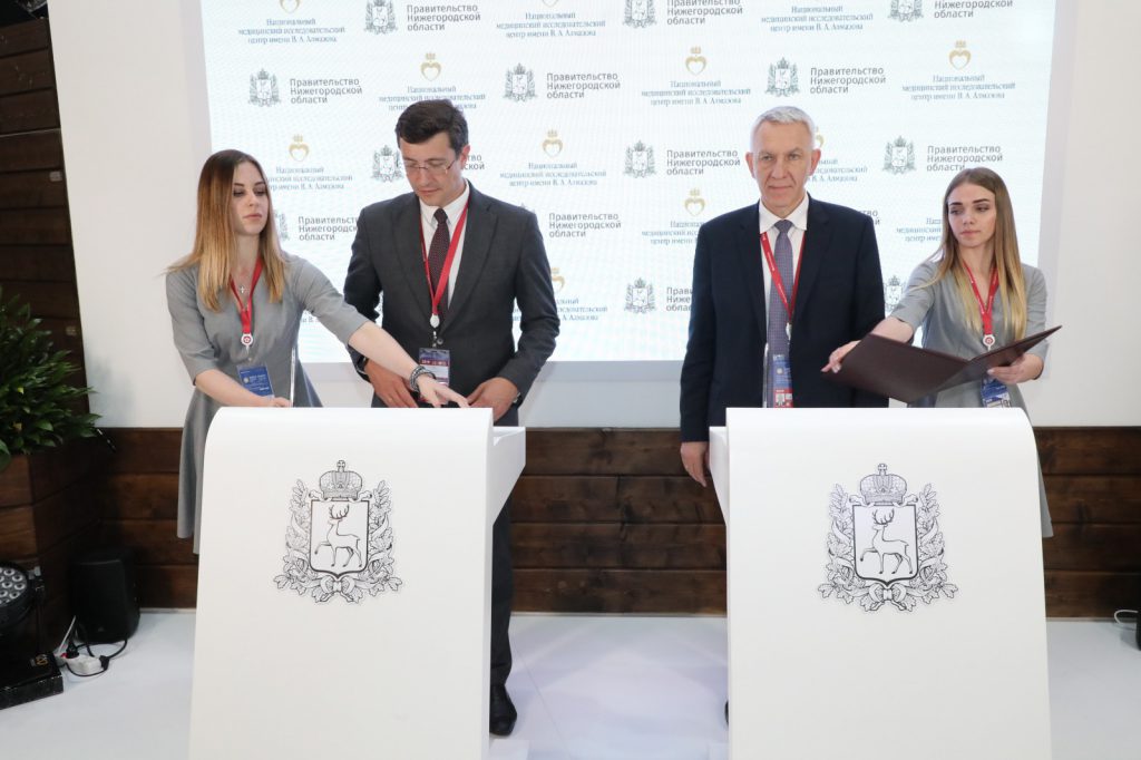 Глеб Никитин подписал соглашение с директором Центра Алмазова Евгением Шляхто