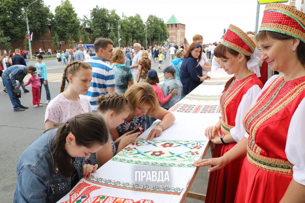 25-метровый «Рушник Дружбы» вышивают нижегородцы на площади Минина и Пожарского в День России