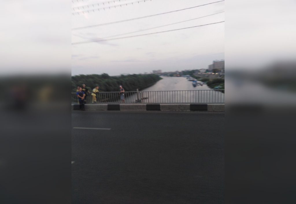 Спасатели отговорили мужчину прыгать с Канавинского моста