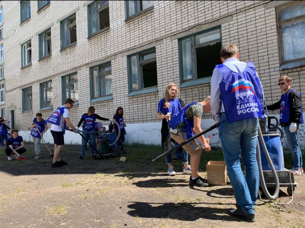 Волонтеры «Единой России» наводят порядок в школах и детсадах, пострадавших при взрывах в Дзержинске