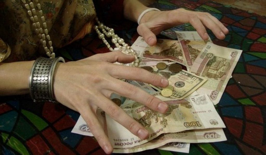 Мошенницу-«ведьму» отправили в колонию за обман пенсионерок на 460 тысяч рублей