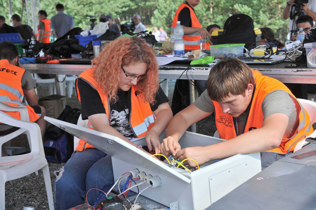 Юные инженеры посоревновались в управлении беспилотниками на ГАЗе