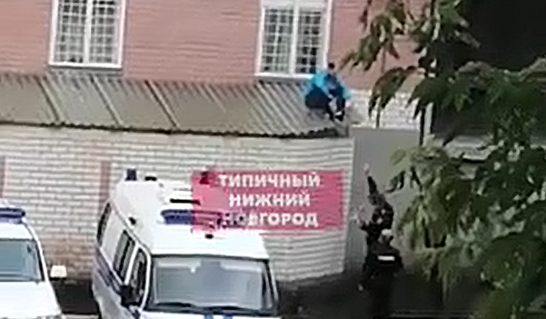 Видео дня. Мужчина застрял на крыше здания полиции