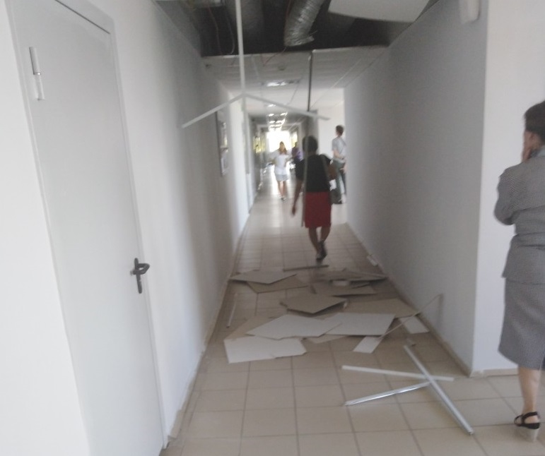 В поликлинике Дзержинска обрушился потолок: сотрудники винят взрывы на «Кристалле»