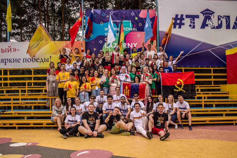 Более 70 ребят из разных стран стали участниками выставки «Все флаги в гости к нам» в рамках международной молодежной смены «Лазурный — 2019»