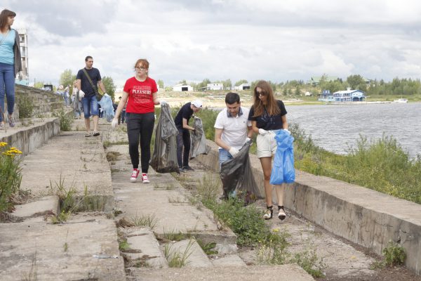 Больше 200 человек приняли участие в воскреснике, который прошел в рамках фестиваля «Рок чистой воды»