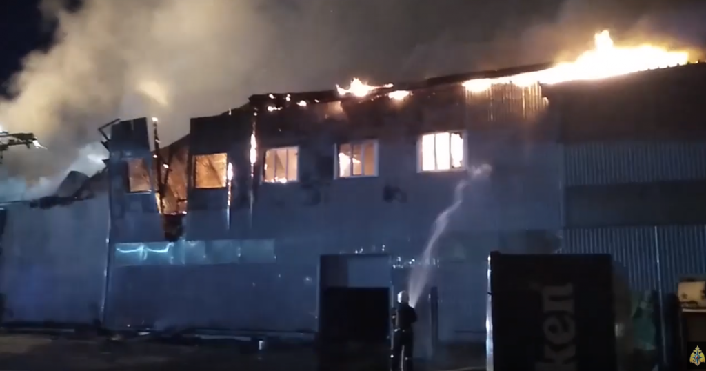 Производственное здание загорелось на улице Чаадаева (ВИДЕО)
