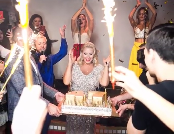 Екатерине Одинцовой на день рождения подарили «золотой торт» (видео)