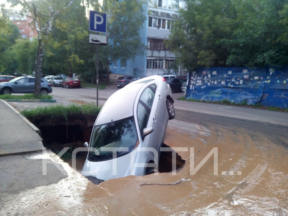 Машина провалилась под асфальт в центре Нижнего Новгорода (дополнено)