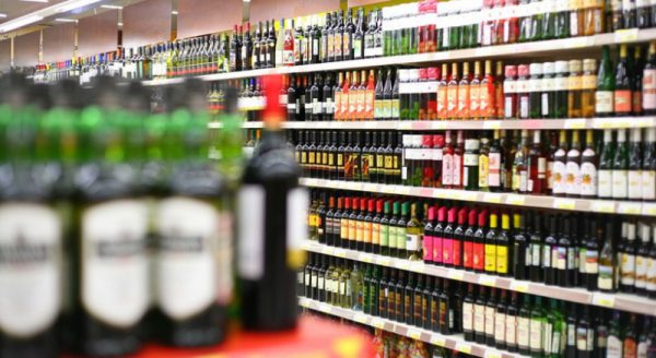 Правда или ложь: в новогодние праздники запретят продажу алкоголя
