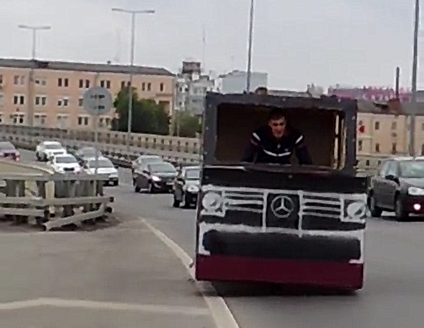 Нижегородский пранкер, прокатившийся на картонном «Гелендвагене», пойдет под суд за свои проделки