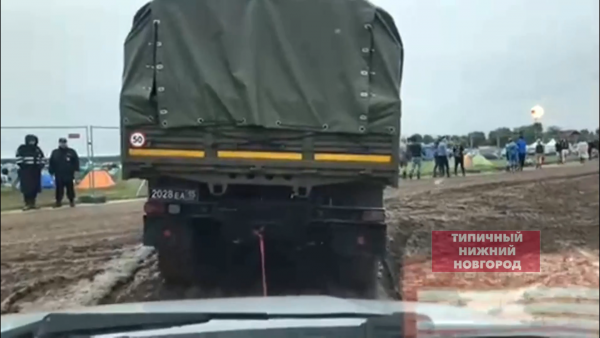 Видео дня: военный грузовик вытаскивал машины из грязевого плена на AFP
