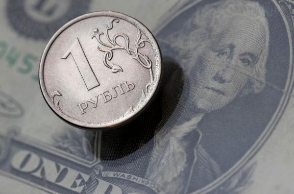 Эксперты рассказали, стоит ли по-прежнему вкладывать деньги в доллары и евро