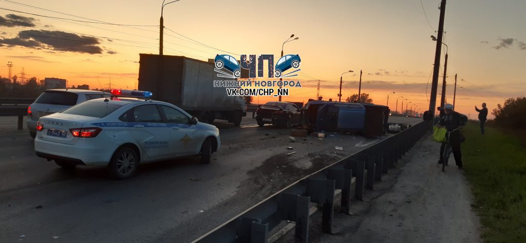 Крупная авария в Нижнем Новгороде: машина легла на бок после столкновения