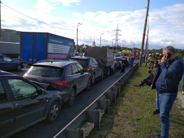 Огромная пробка образовалась на Мызинском мосту: 8 автомобилей столкнулись на переправе