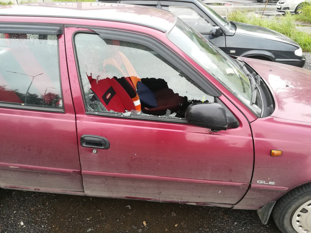 В Дзержинске разыскивают хулиганов, разбивших стекла в десятках машин
