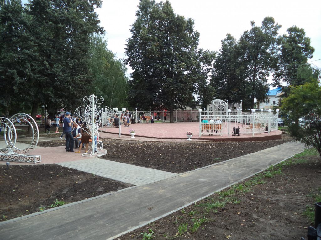 Фотозона для новобрачных, световой фонтан и беговая дорожка появились в селе Спасское в этом году