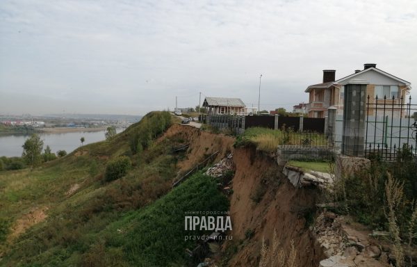 Жители посёлка Новинки боятся, что их дома уйдут под землю