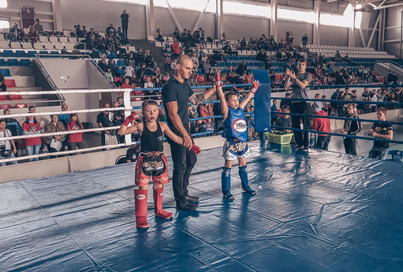 Михаил Головань и Артур Кривокульский стали лучшими бойцами в своих возрастных категориях на городском первенстве по тайскому боксу