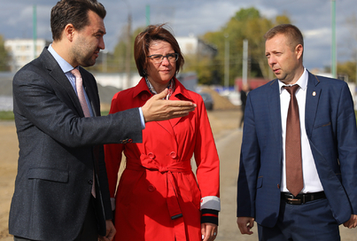 Александр Югов и Любовь Сачкова проверили ход работ по модернизации футбольного поля стадиона «Строитель»