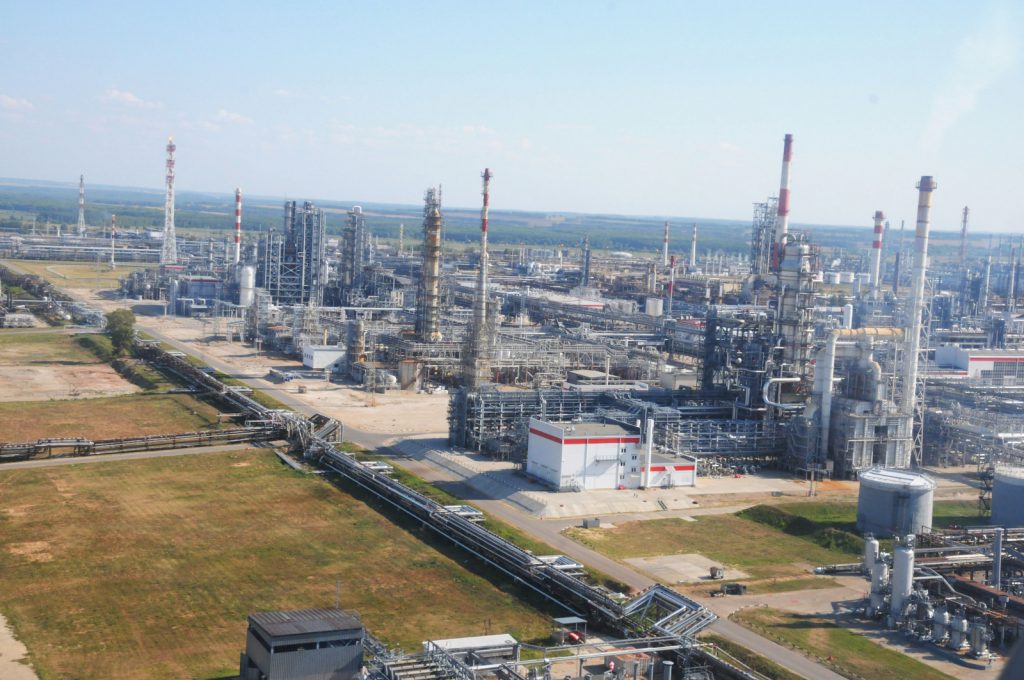 Нефтеперерабатывающее предприятие Кстовского района планирует ежегодно снижать выбросы вредных веществ в воздух