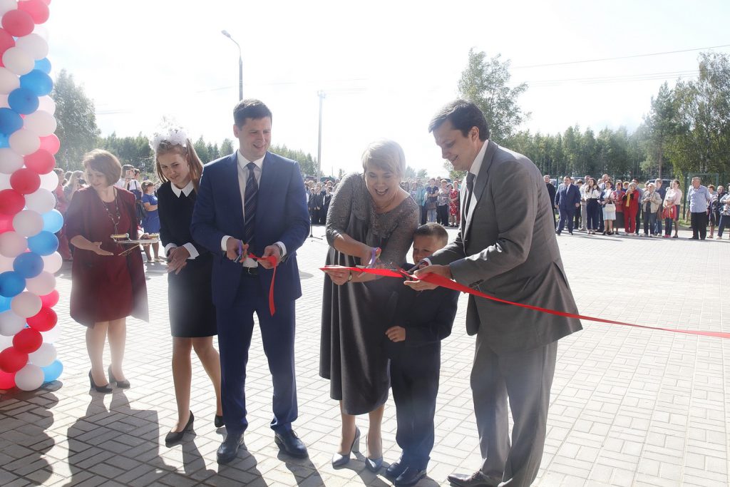 Первый звонок для 343 учеников прозвенел в новой школе в поселке станции Суроватиха Дальнеконстантиновского района