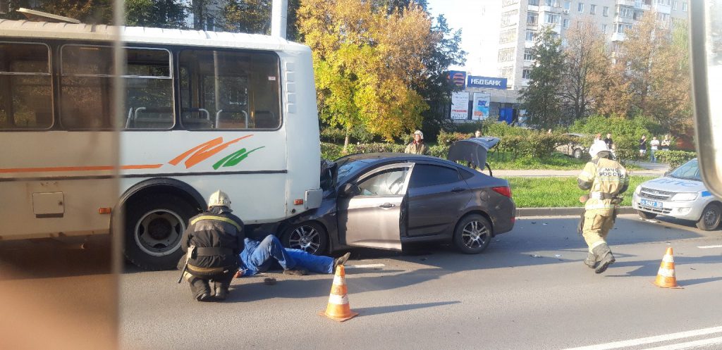 Иномарка врезалась в автобус с пассажирами в Дзержинске