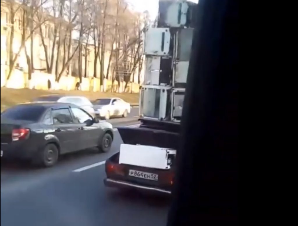 Видео дня: «Жигули» с 7‑ю холодильниками на крыше проехалась по дорогам Нижнего Новгорода