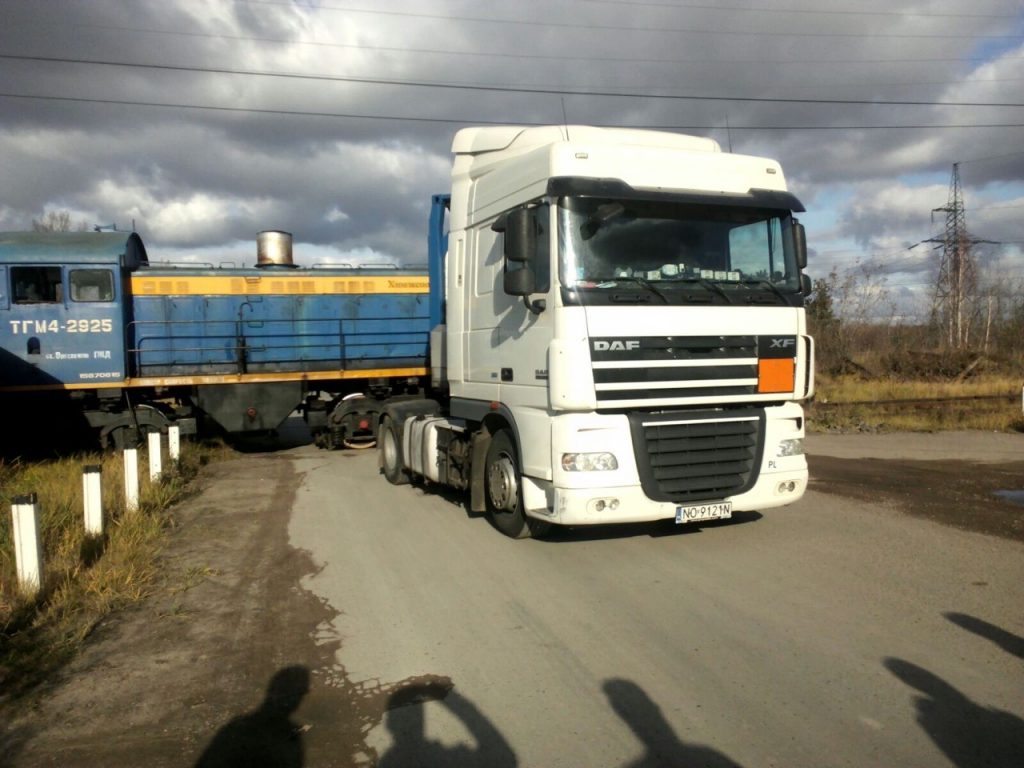 Тепловоз столкнулся с фурой на железнодорожном переезде в Дзержинске