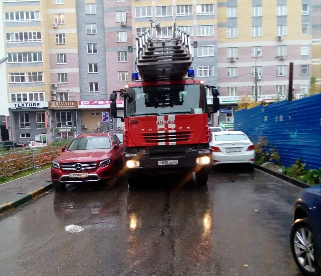 «Упирался коленом в кронштейн антенны»: нижегородские пожарные спасли мужчину, повисшего на карнизе окна 11 этажа