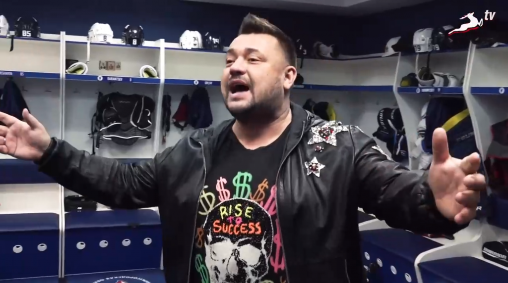 Видео дня: Сергей Жуков спел в раздевалке хоккеистов нижегородского «Торпедо»