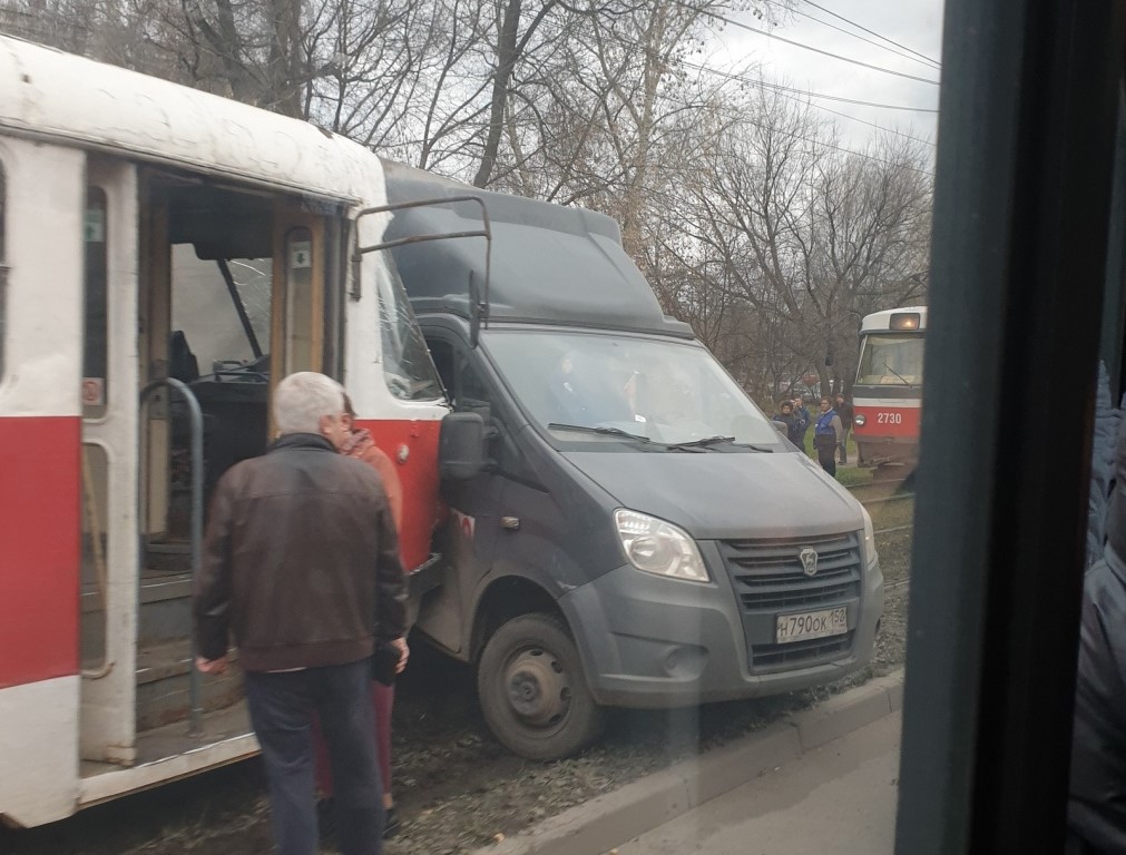 Трамвай и «ГАЗель» столкнулись в Нижнем Новгороде (ВИДЕО)