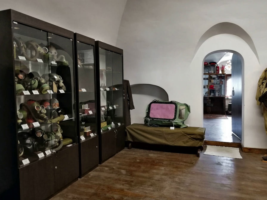 Редкие противогазы и армейские радиостанции: музей «Холодной войны» открылся в домике Петра I в Нижнем Новгороде