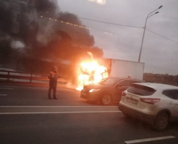 ГАЗель загорелась на Мызинском мосту: переправу сковали большие пробки