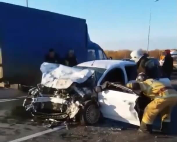 Две иномарки столкнулись лоб в лоб на объездной дороге около аэропорта Стригино: один погиб, трое ранены