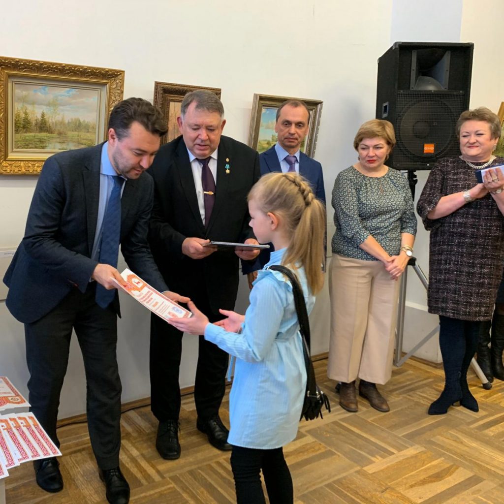 Выставка победителей регионального конкурса детского рисунка «Пейзажи родного края» открылась в НГВК