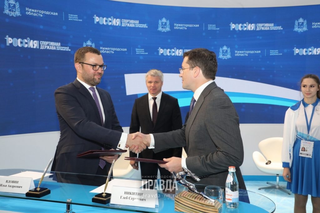 Глеб Никитин и президент Федерации скейтбординга России Илья Вдовин подписали соглашение о сотрудничестве