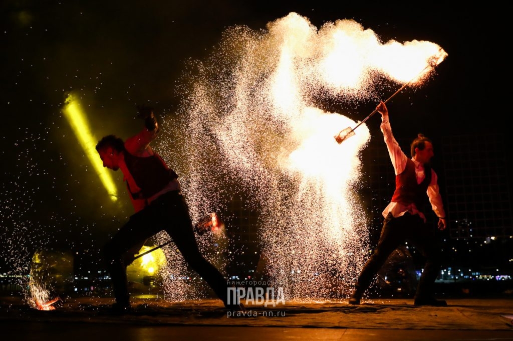 Более 10 тысяч человек посетили фестиваль огня «Жарко» на территории Стрелки