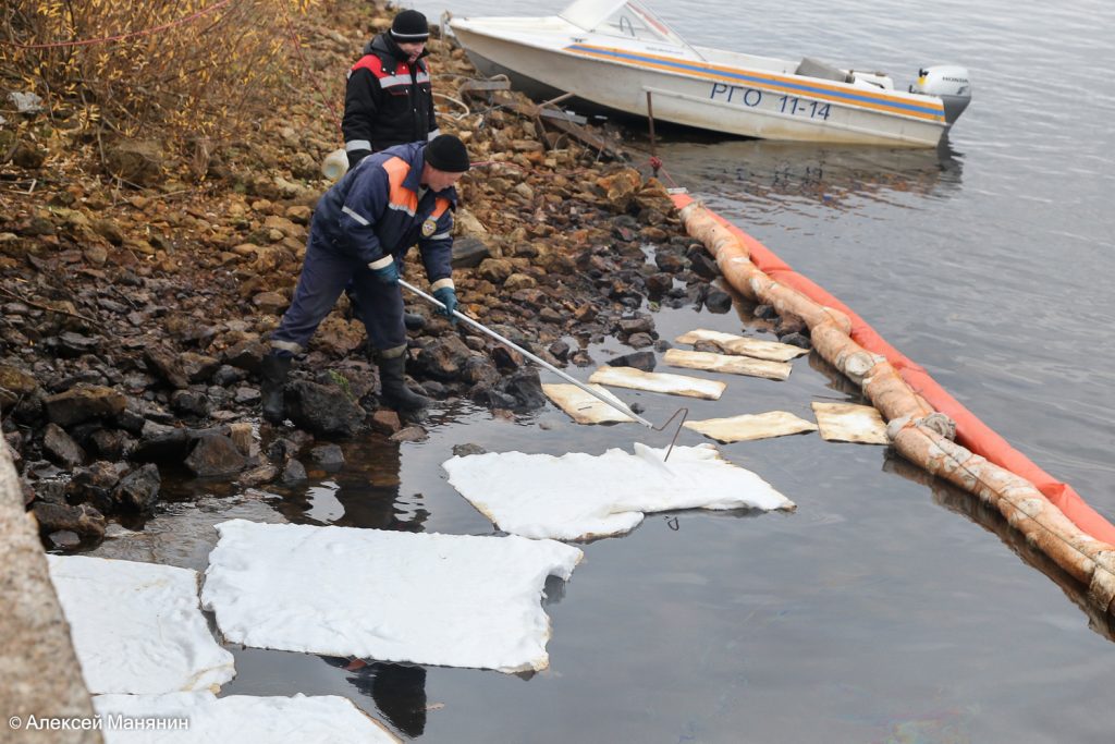 Больше 1 тысячи литров нефти разлилось на Волге около Бурнаковской низины в Нижнем Новгороде