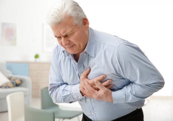 Сердцу не прикажешь: медики рассказали, о чём может свидетельствовать боль в груди