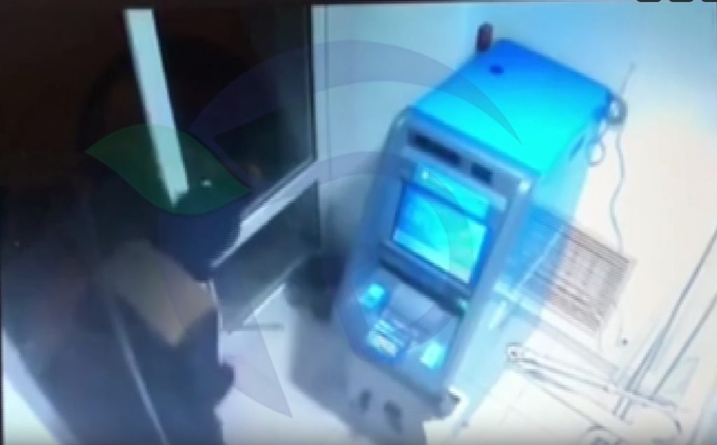 Неизвестный вскрыл банкомат слесарной монтажкой в Дзержинске