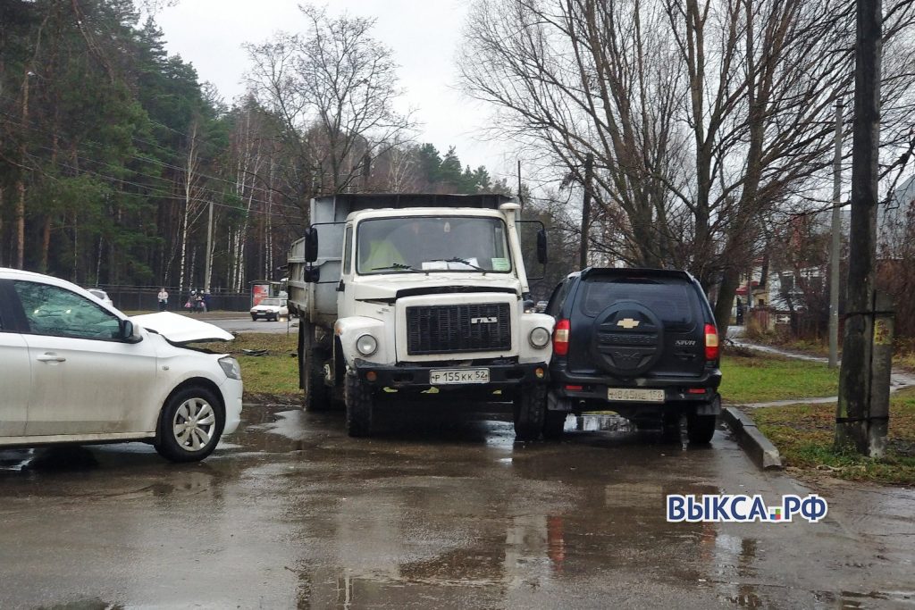 Водитель самосвала потерял сознание и протаранил два автомобиля в Выксе