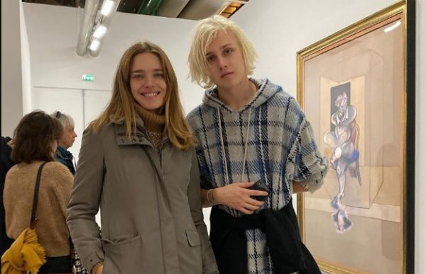 «Как брат с сестрой»: Наталья Водянова сходила со старшим сыном в музей