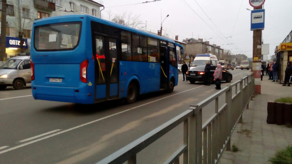 Два человека пострадали при столкновении иномарки и автобуса в Дзержинске