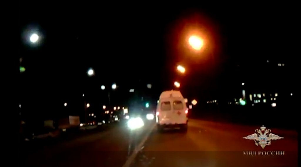 Опубликовано видео погони полицейских за угонщиками машины скорой помощи
