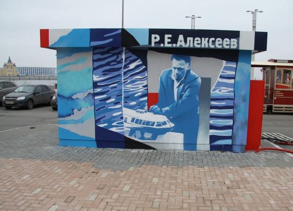 Фото дня: улётные граффити с портретами Петра Нестерова и Ростислава Алексеева появились в Нижнем Новгороде